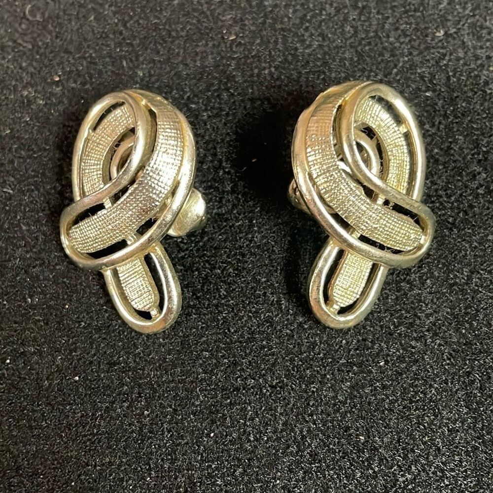 Vintage Silvertone Clipon Ribbon Like Twist Earrings 1” Long
